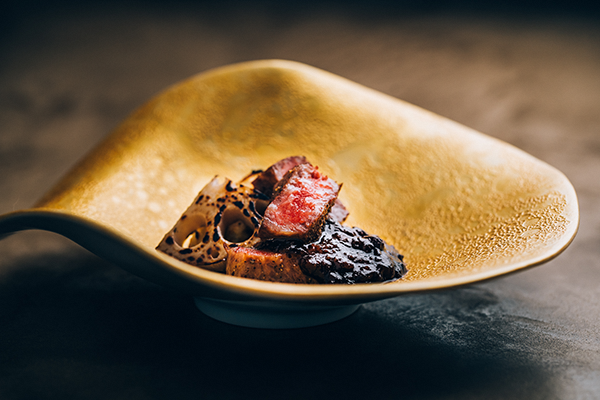 調度品や器も、新しい感覚でありつつ、和の空間になじむものが選ばれている