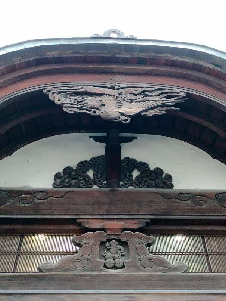 唐破風下の鳳凰と大黒天