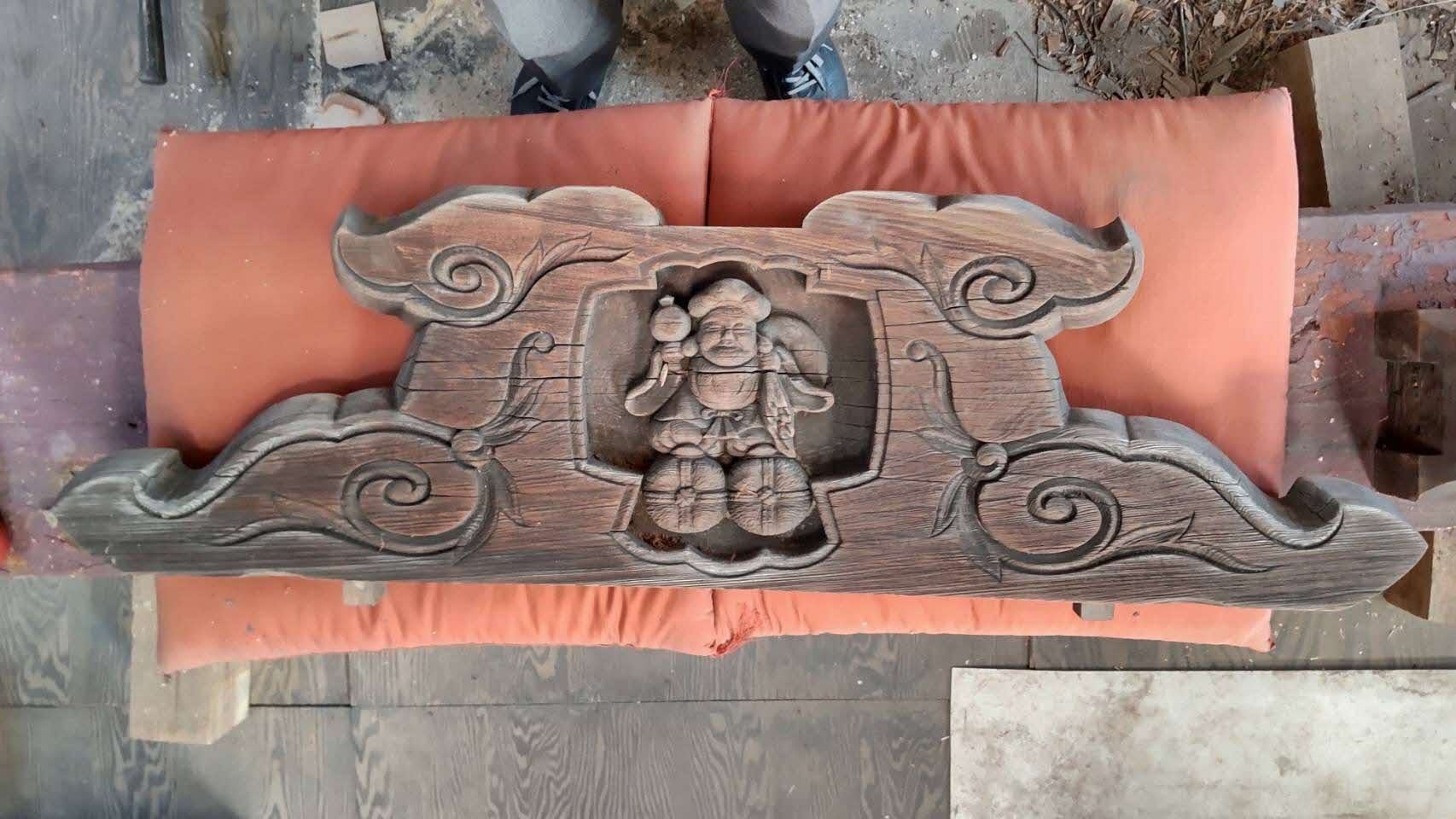 移築途中の大黒天の彫刻