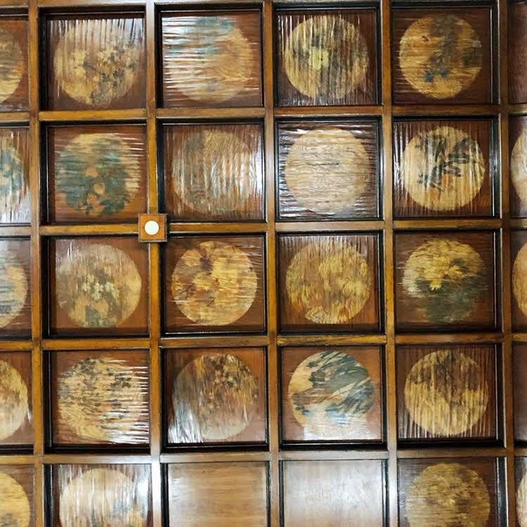 脱衣場の格天井。104枚の花鳥風月の絵が描かれていた