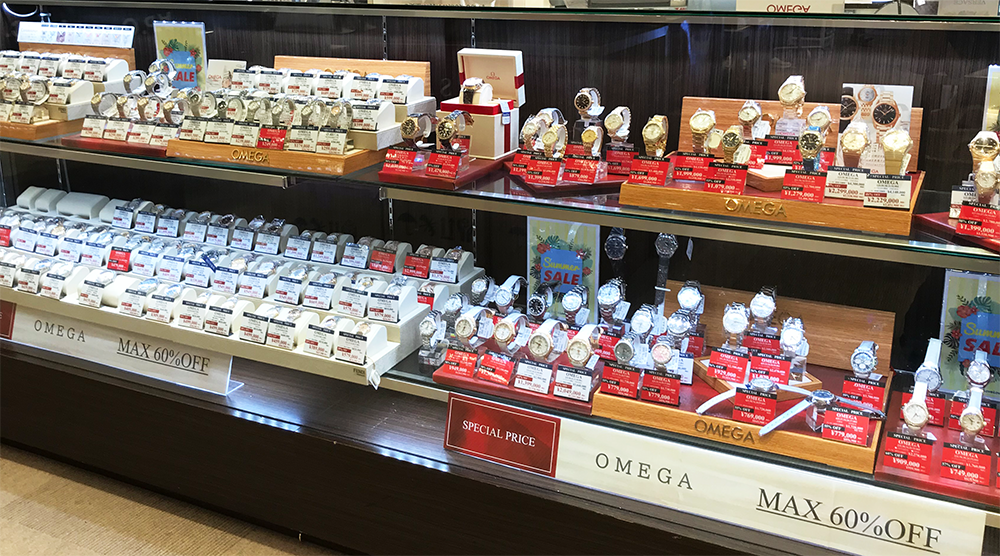 オメガがずらりと並ぶショーケース