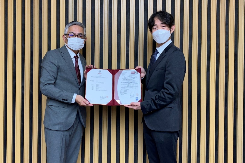 認証書を授与された、先進的音声翻訳研究開発推進センター 内元 清貴 研究開発推進センター長（右）