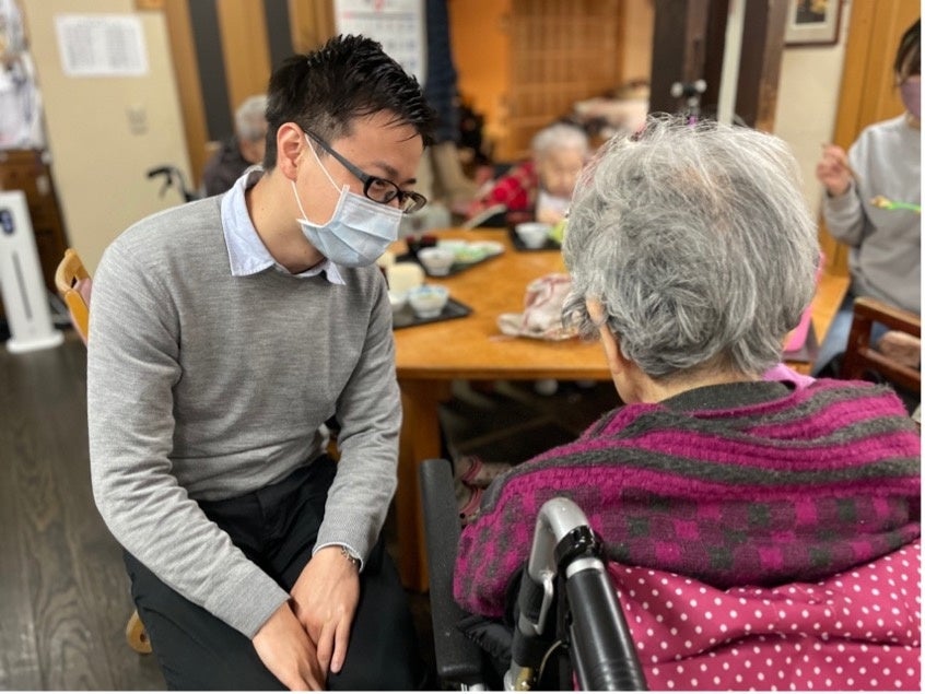 患者さんに優しく声掛けをする中西医師