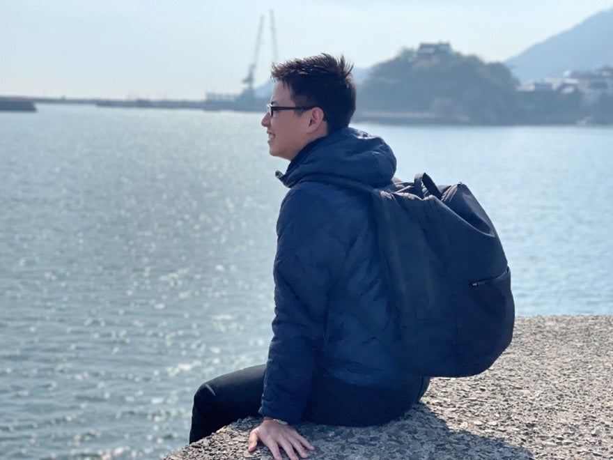 診療後、穏やかな漁港でゆったりとした時間を過ごす中西医師