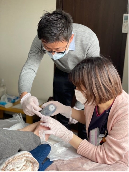 東京在住の中西貴大医師（左）と藤井病院の平岩千尋医師（右）