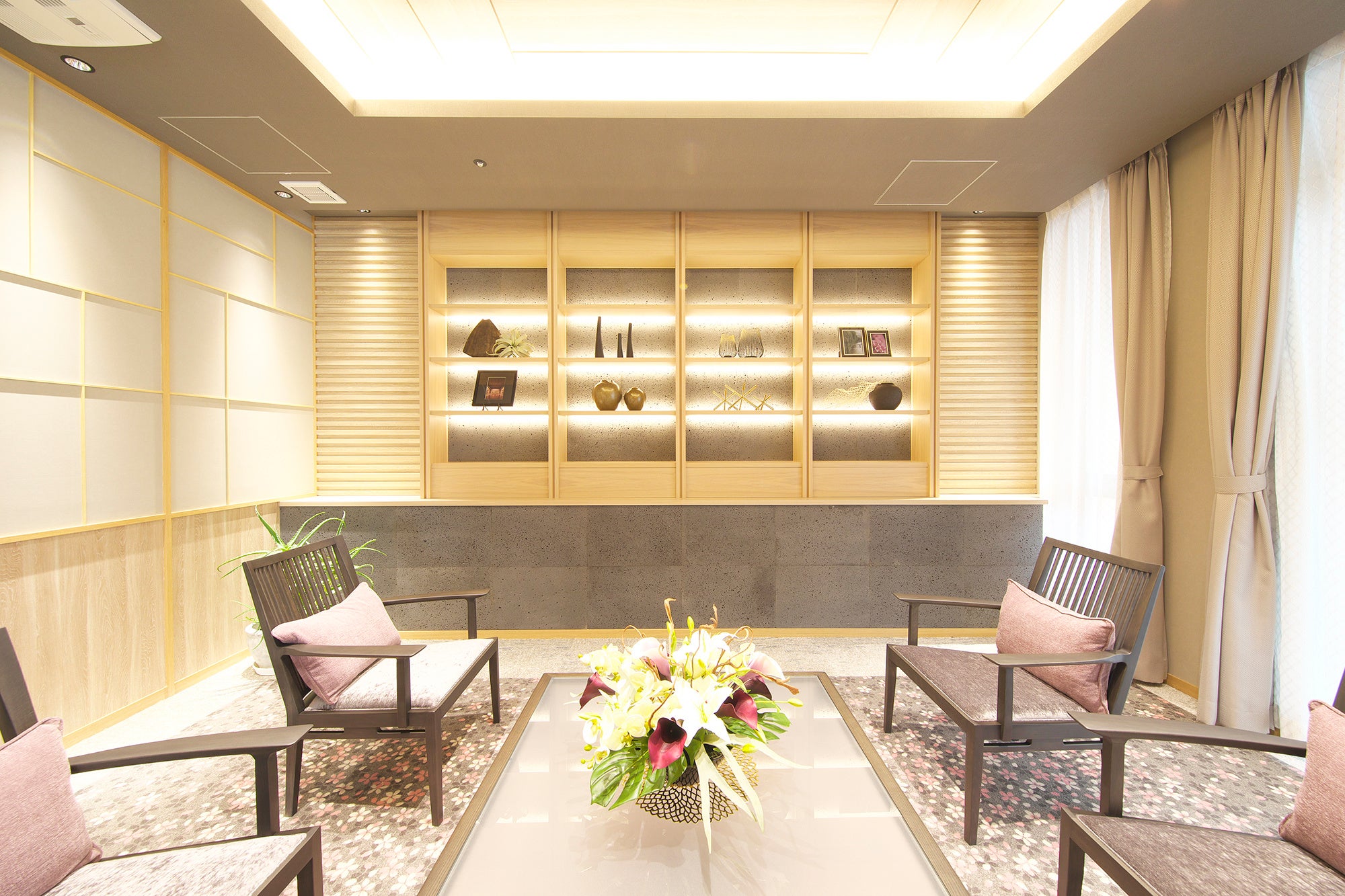 エントランスに隣接した和モダンなラウンジ