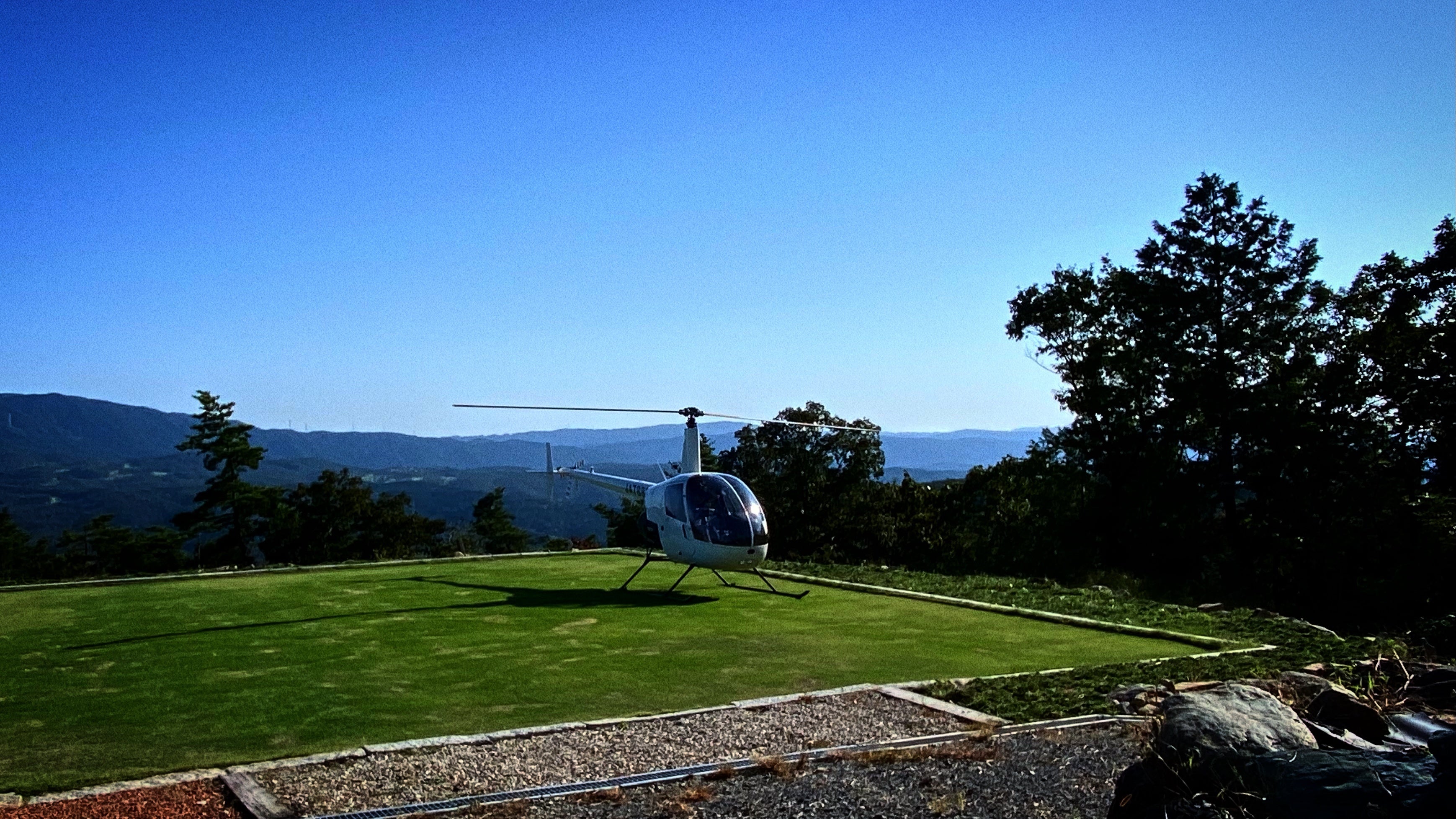 名古屋空空港よりヘリに乗って15分で到着