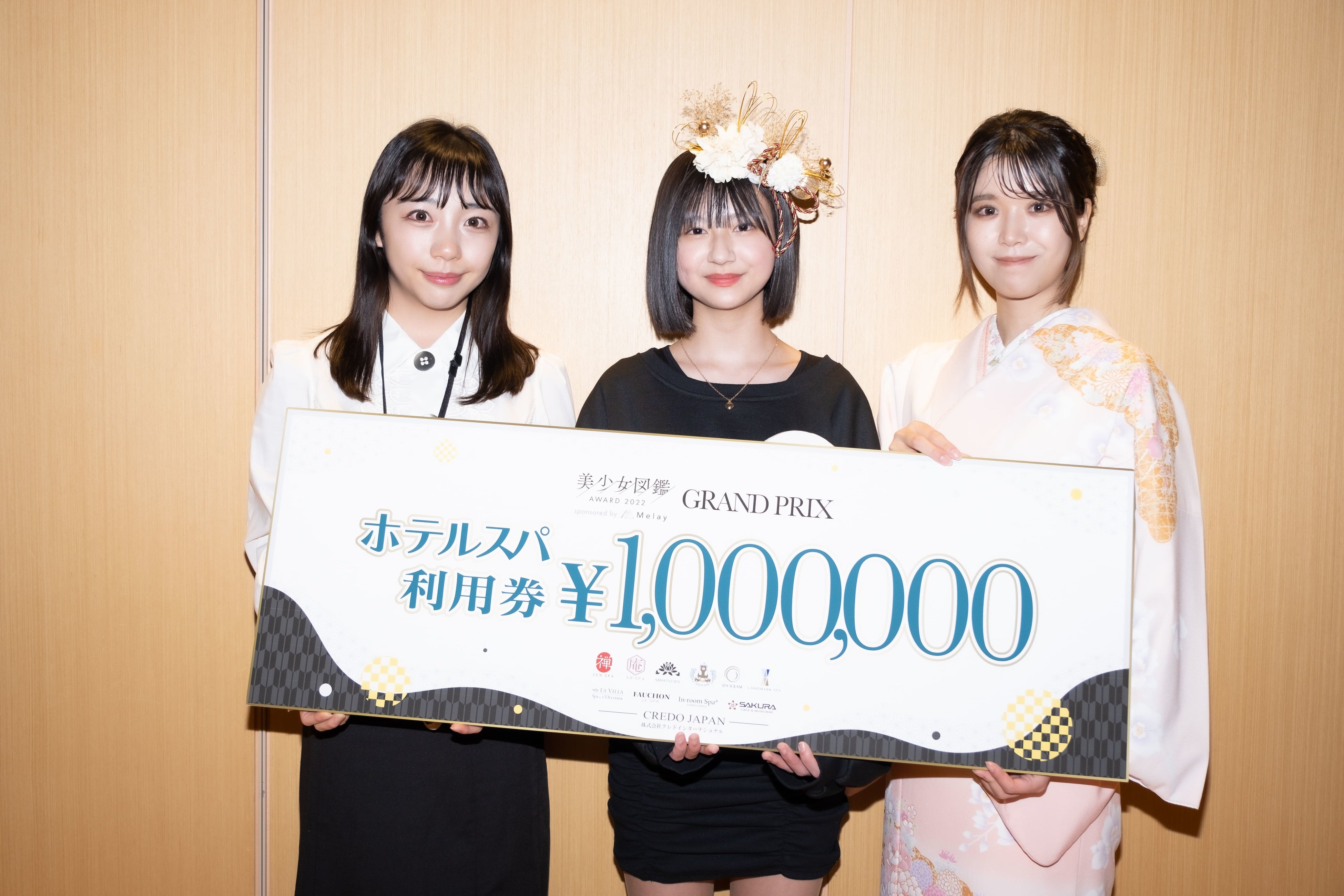 写真左より株式会社Melay 松永、グランプリ・菅原夕亜、株式会社Melay代表 小早川