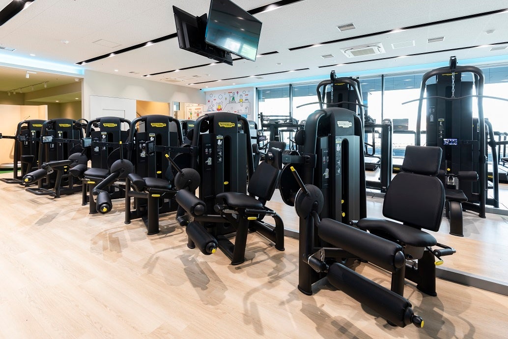 ガイド機能付き最新マシンが並ぶ筋トレエリア