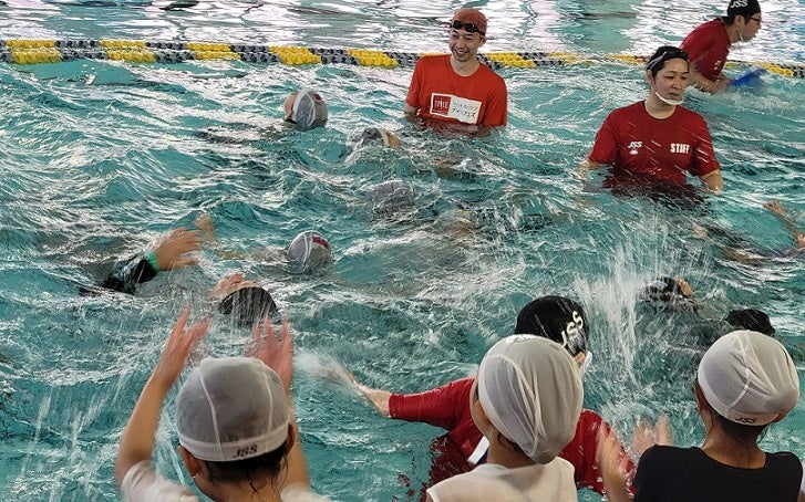 降雨時に浮いて救助を待つ練習