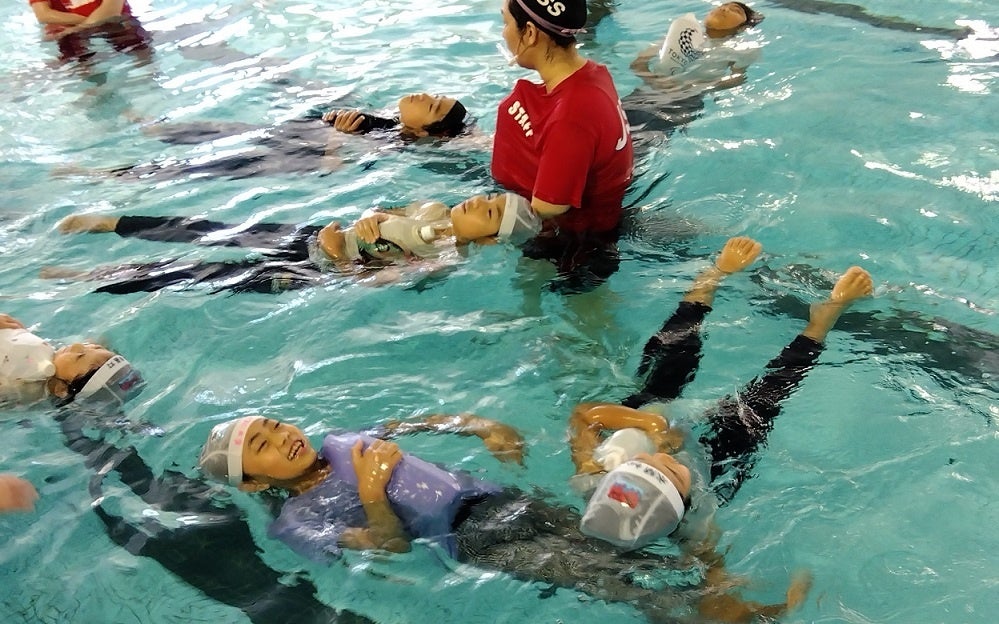 浮き具としてペットボトルを使う練習