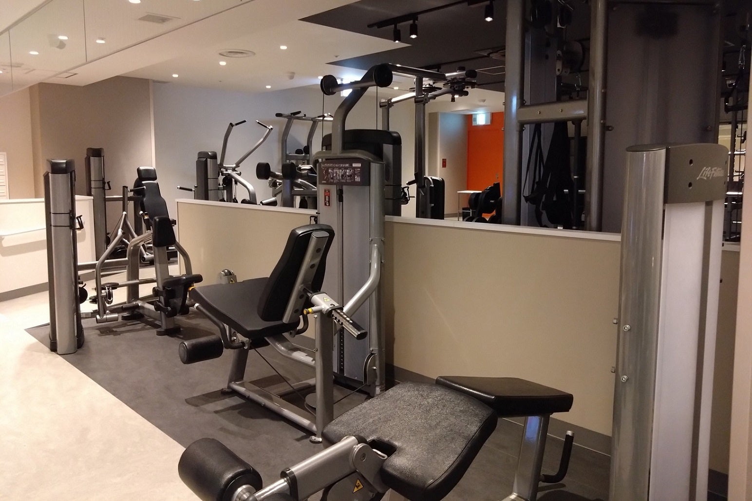 部位別マシンが並ぶウエイトエリア