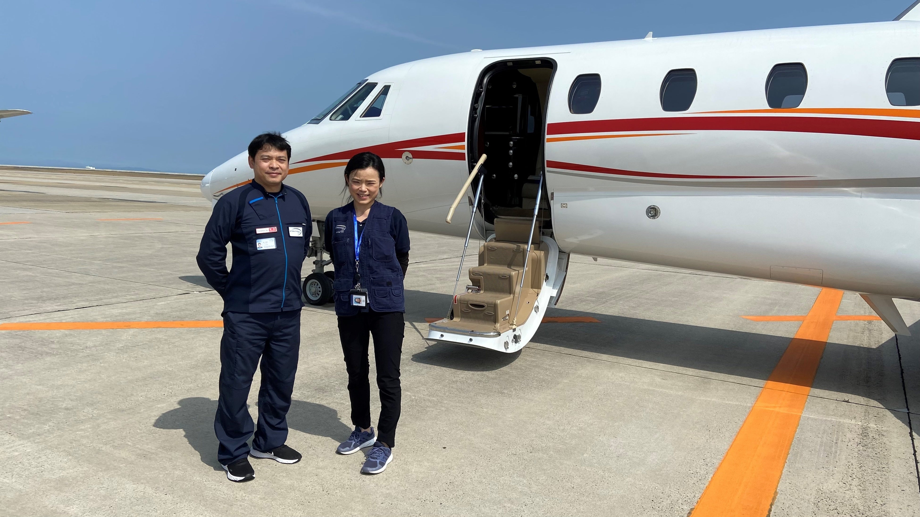 写真2：インターナショナルSOSジャパン 医療チーム 葵医師（左）と泉看護師（右）