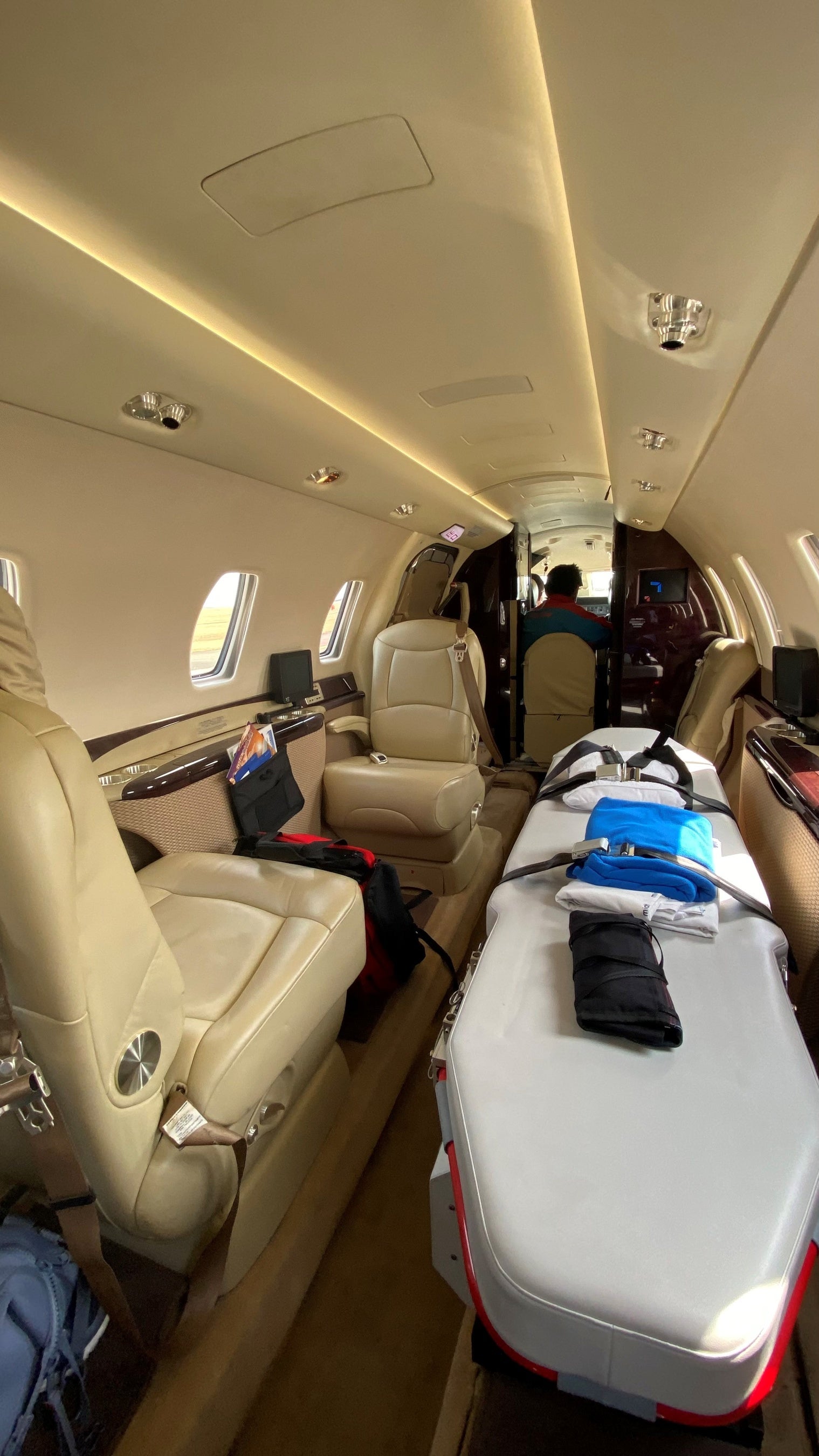 写真3：機内の様子 医療機材や薬品、医療チームの食事（持参）はすべてビニール袋で厳重防水加工をして準備 （中国到着後に、空港防疫員が機内消毒噴霧をするため）