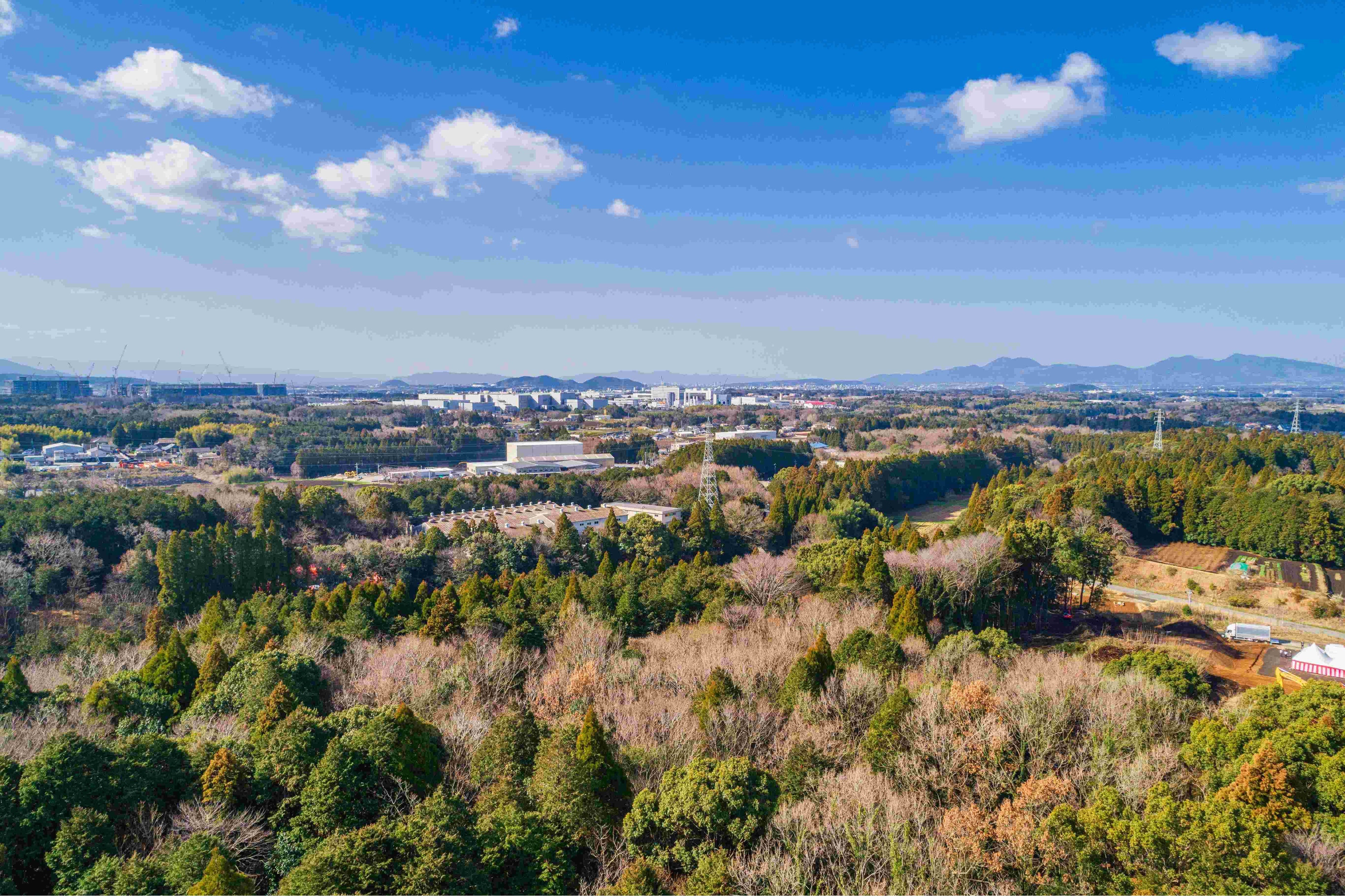 手前：当社熊本新拠点用地、左上：JASM社（TSMC）