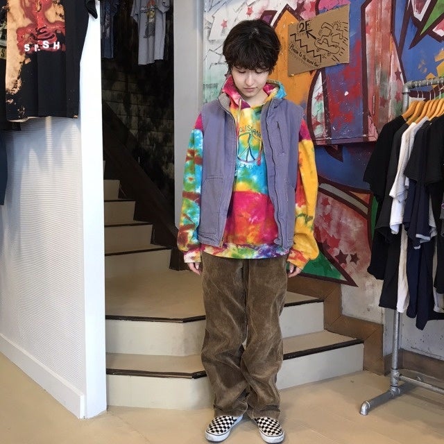 タイダイパーカーが主役のコーデ