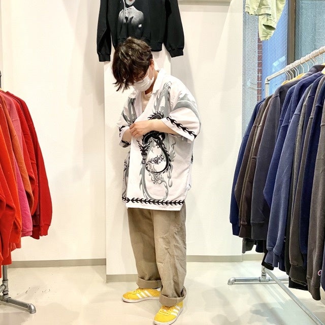 和柄シャツは大胆に着こなして