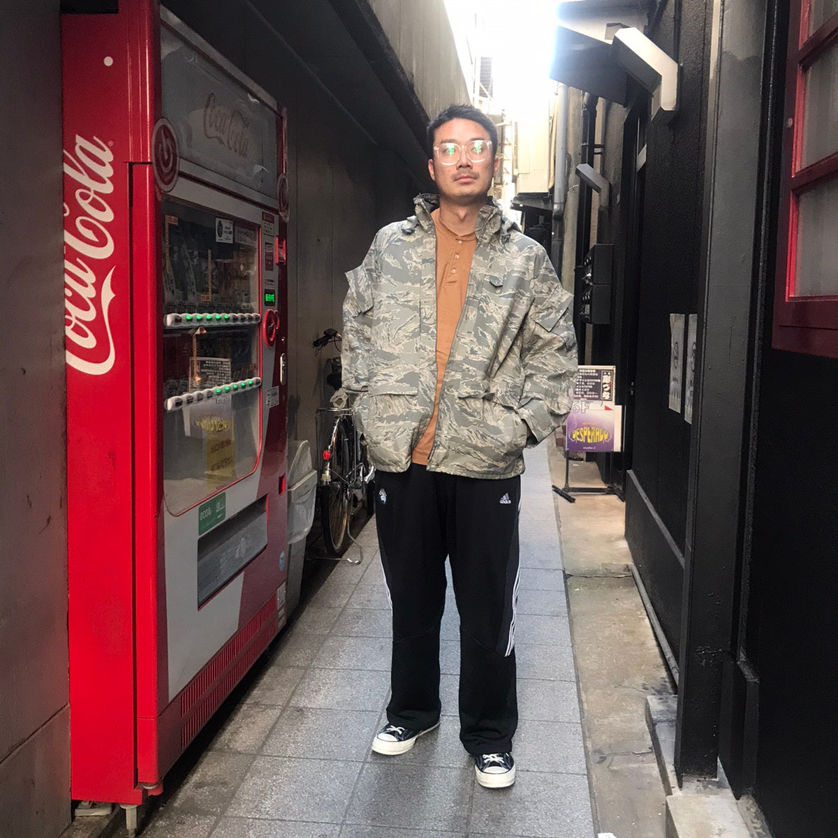 カモフラ柄のジャケットでカジュアルに！