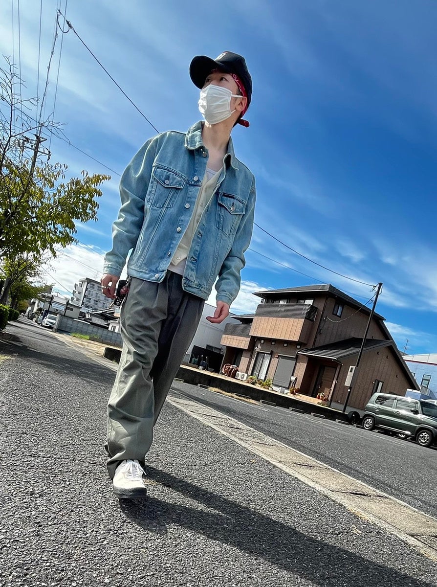 定番のジージャン×カーキ色パンツ