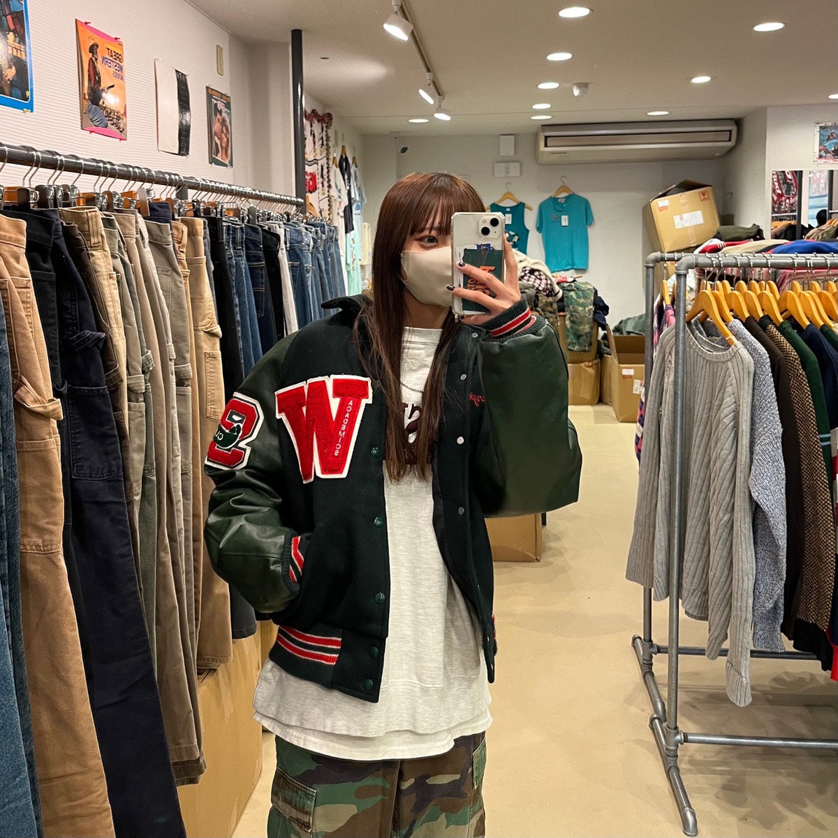 スタジャンにミリタリーカーゴパンツ