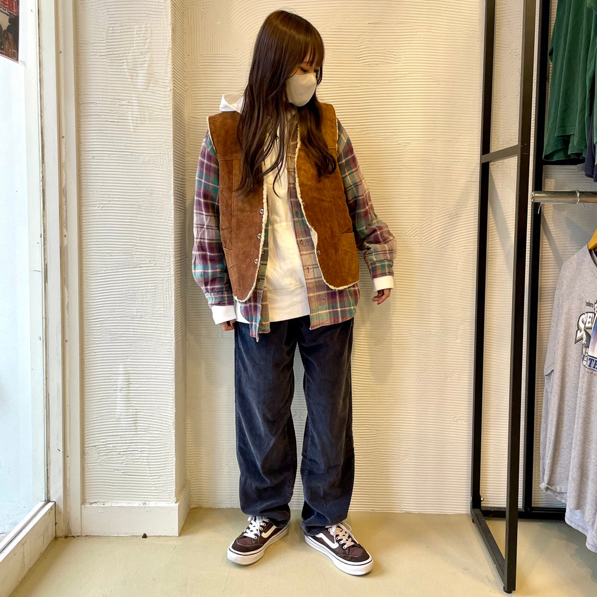 パーカー×シャツ×ベストの重ね着コーデ