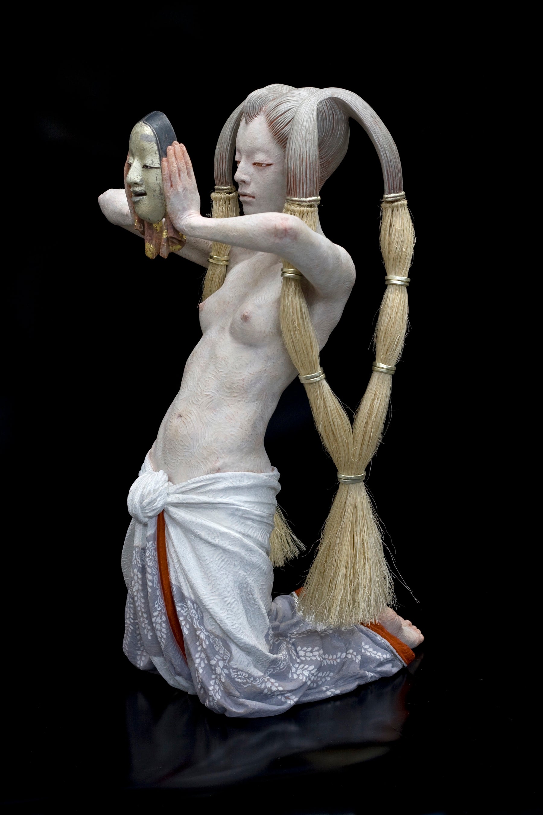 Chié Shimizu「Untitled No.19」2023,Ultra-cal, plaster, seashell powder, pigments, gold, platinum and white gold leaf, twine, silk 