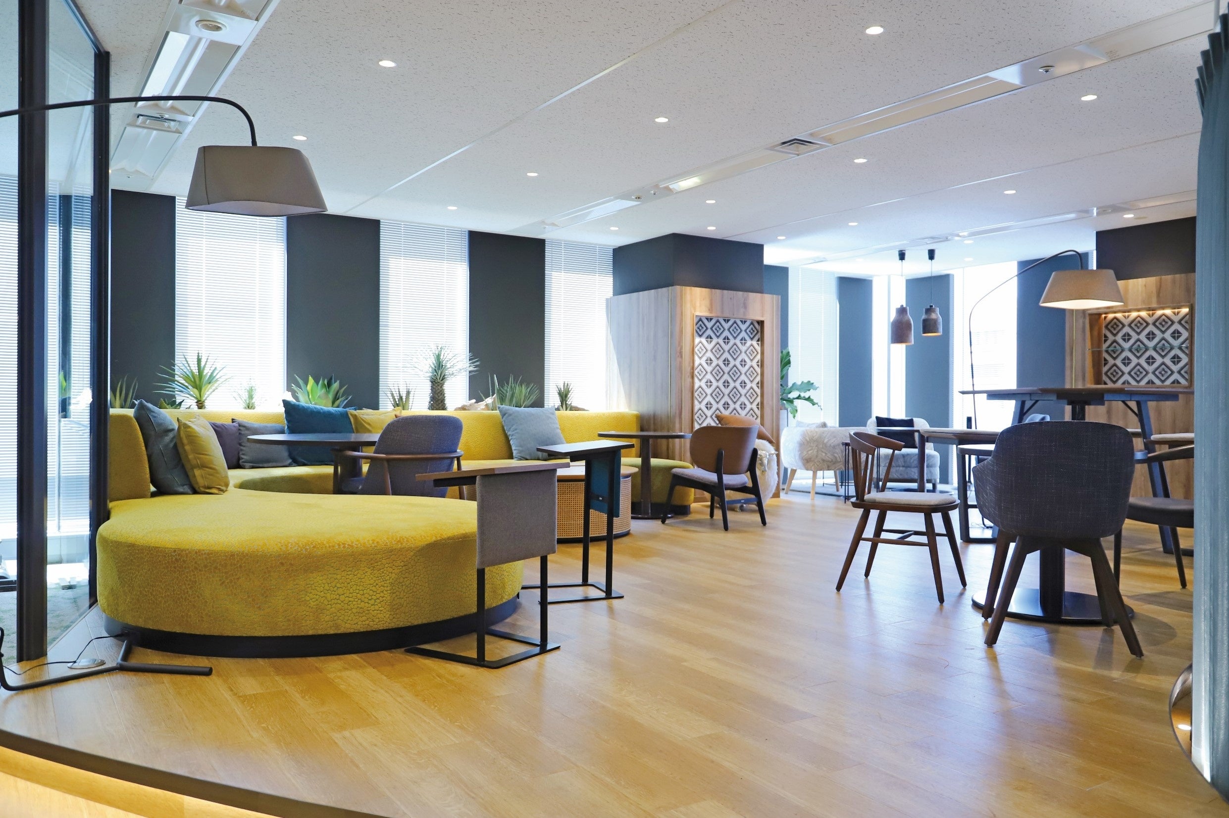 完全には仕切らず緩やかに繋がるOpen Lounge