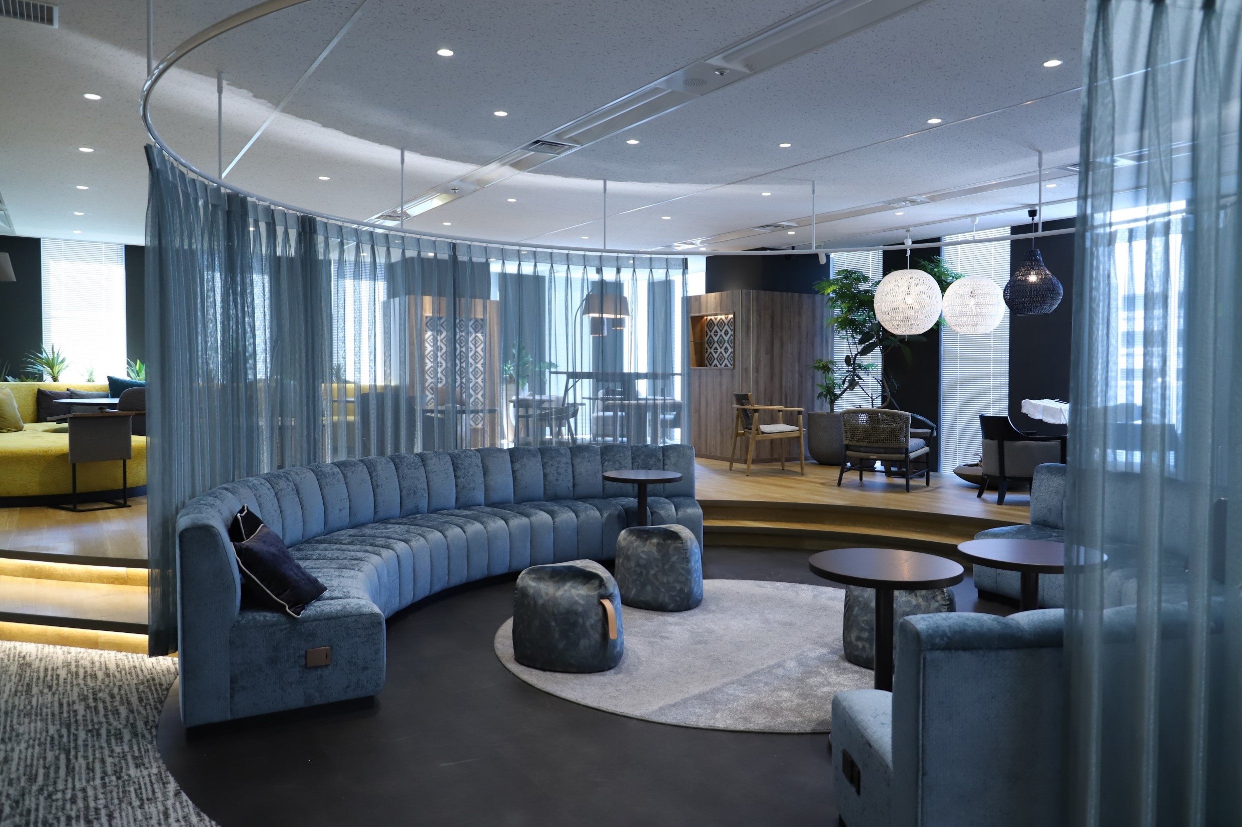 レースカーテンで仕切られたCircle Lounge