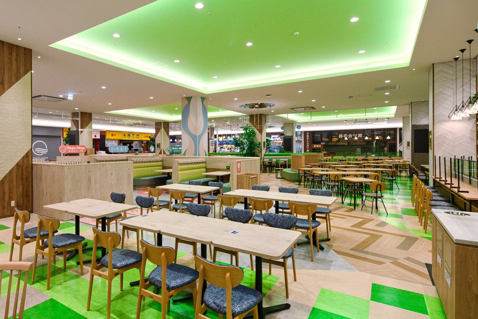 様々な席バリエーションを用意した全600席のフードコード