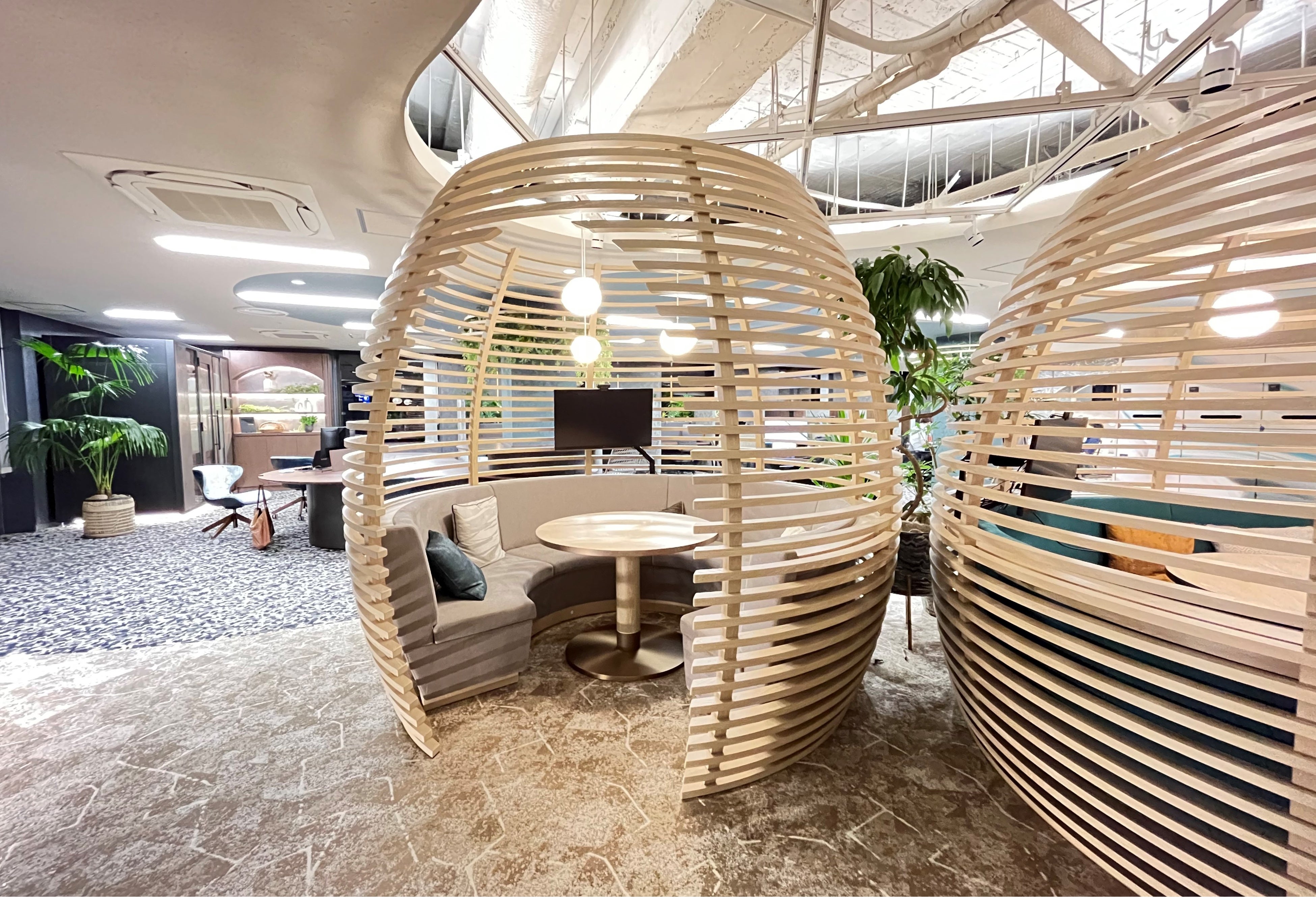 FSC®認証材を用いたウッドルーバーのミーティングポッド