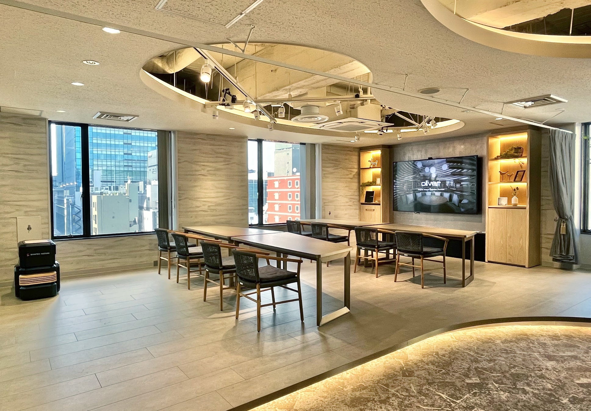 ロボットがレイアウトを変更するミーティングスペース