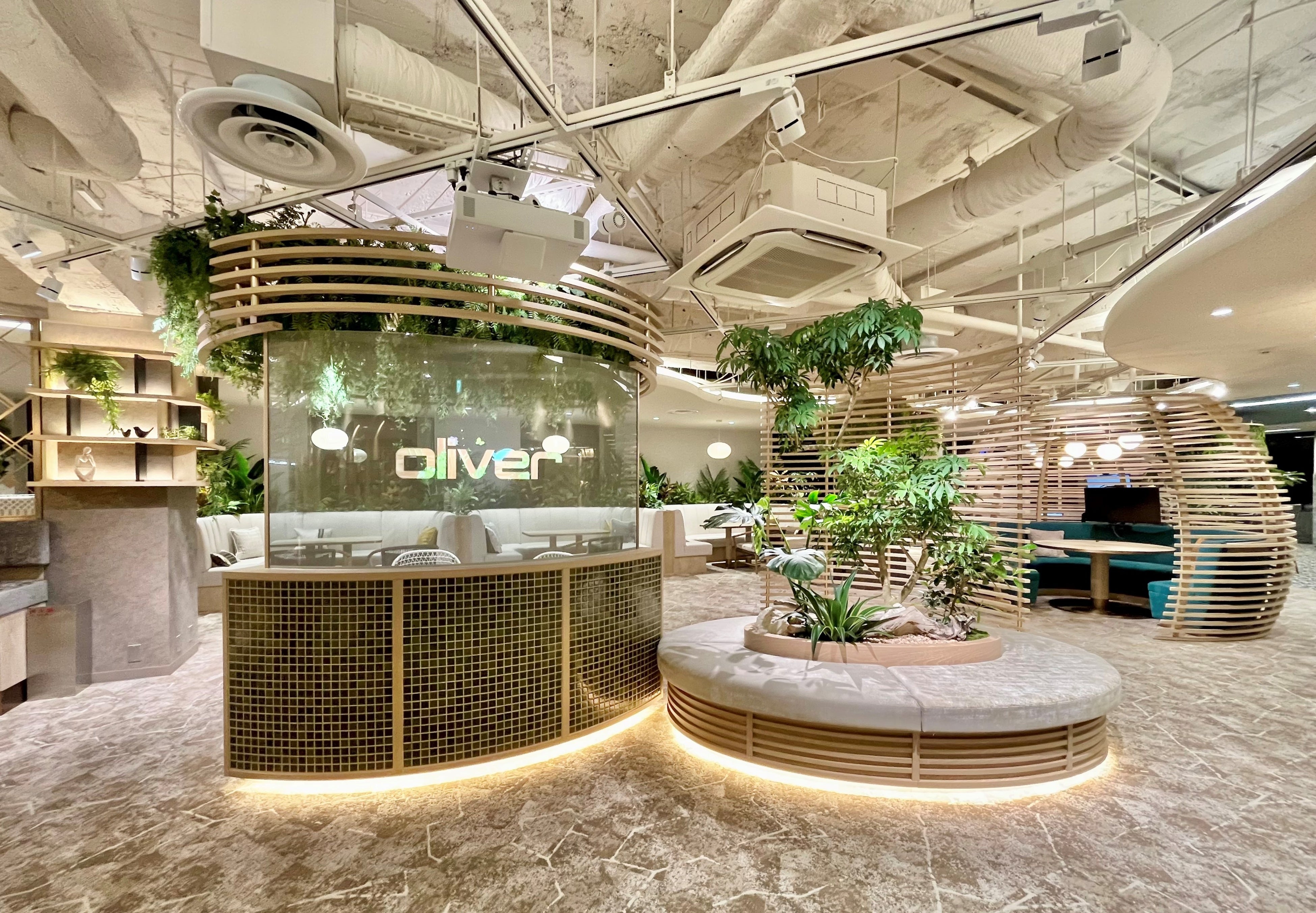 プロジェクションマッピングの社名ロゴが迎えるオフィスエントランス