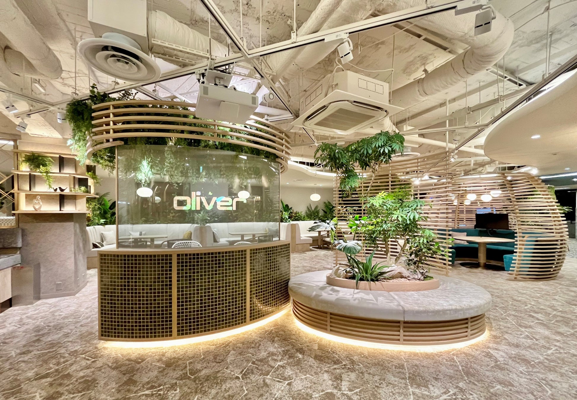 プロジェクションマッピングの社名ロゴが迎えるオフィスエントランス