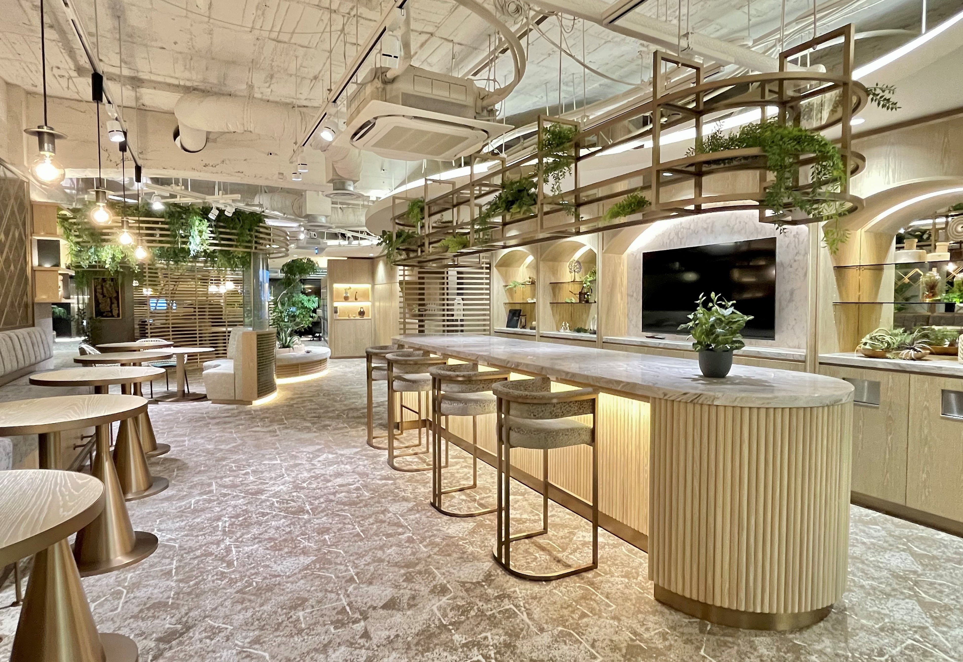 ハイクラスなインテリア性と働きやすさを両立したバーカウンター