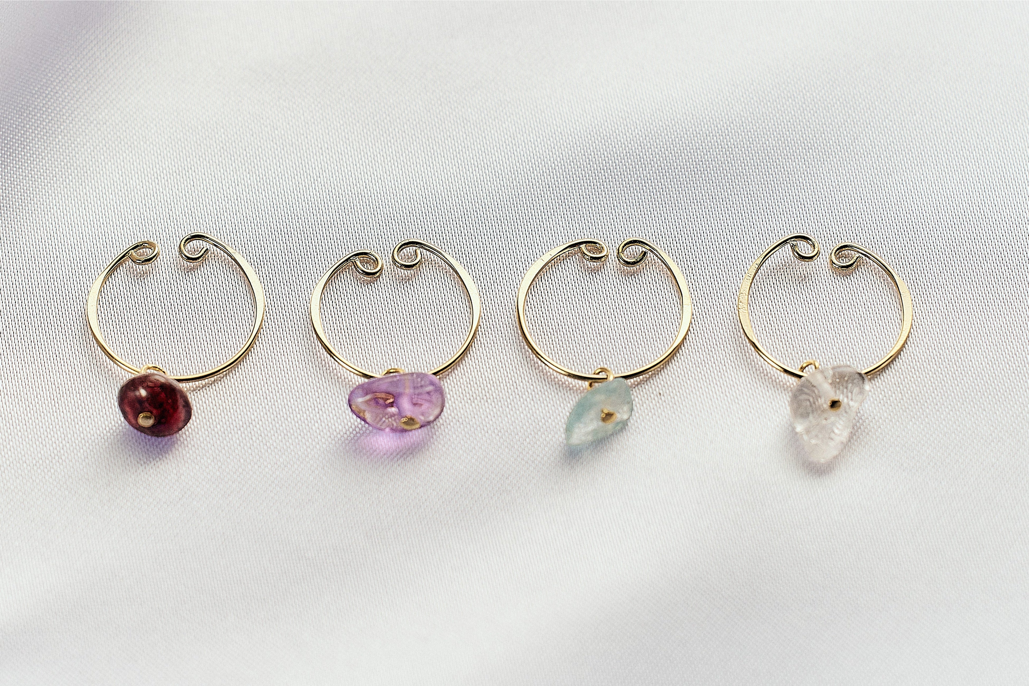 左から、1月ガーネット（真実・友愛・忠実）、2月アメジスト（誠実・心の平和）、3月アクアマリン（沈着・勇敢 ・聡明）、4月クリスタル（清純無垢）　※個体差があります