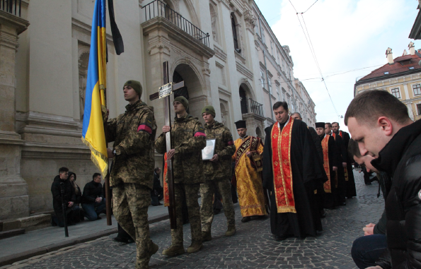 西部リビウで行われた市民と兵士の合同葬儀（撮影：佐々木正明）