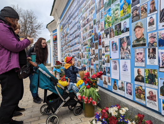 兵士の遺影を掲げる「思い出の壁」（撮影：佐々木正明）