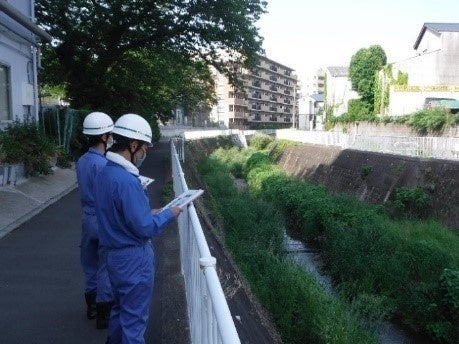 目視での河川点検の様子