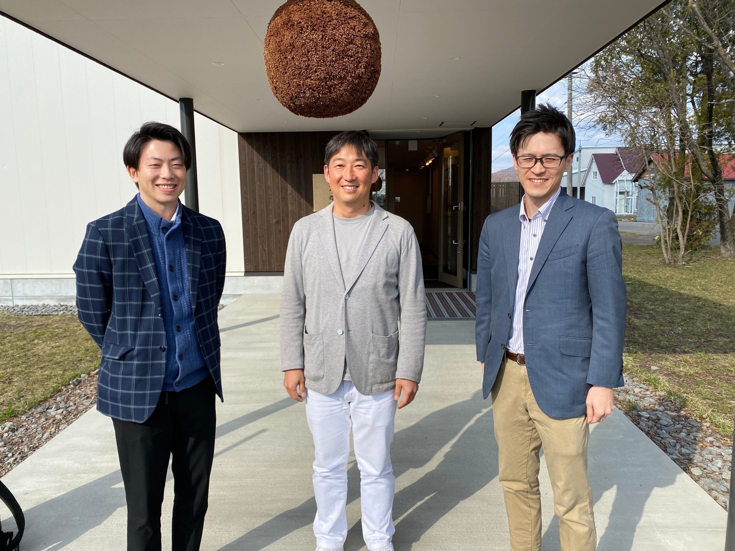 左：明善 取締役 齋藤浩之、中央：主治医のような社会保険労務士法人 代表　岡本洋人　右：明善　代表　中谷太一