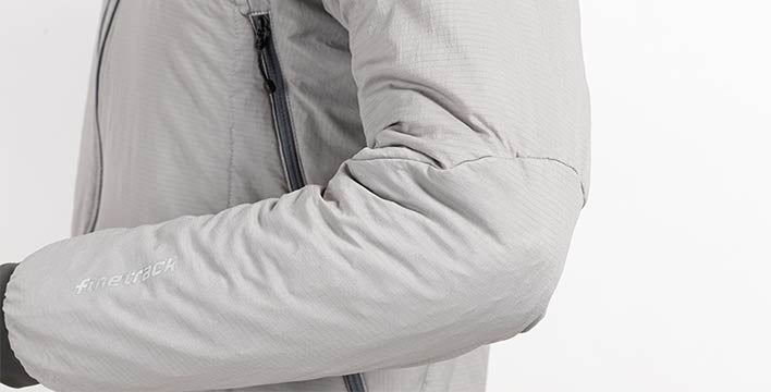 立体デザインで動きやすさと抜群のフィット感を実現（※画像はチタン）