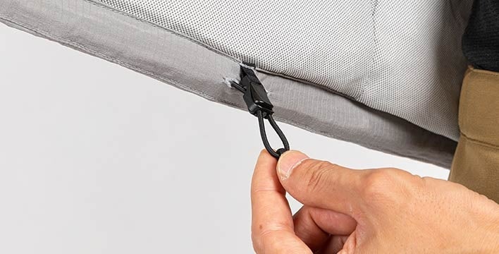 裾の調整可能なドローコード付き（※画像はチタン）