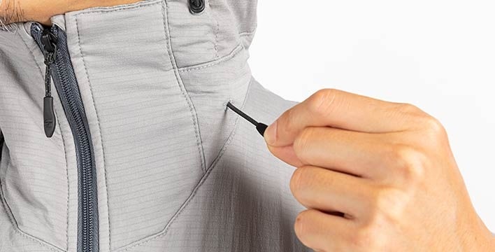 フィット感の調節可能なアジャスター付き（※画像はチタン）