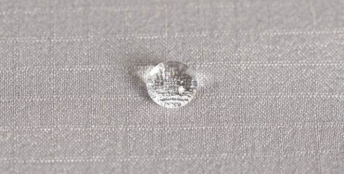 表地には多少の雪や雨を弾く耐久撥水性(※画像はチタン)