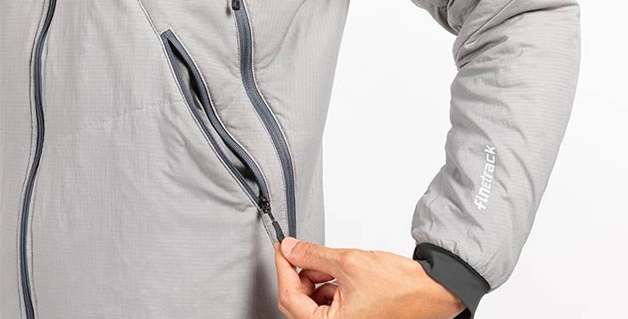 胸ポケット1か所、左右のハンドポケット(※画像はチタン)