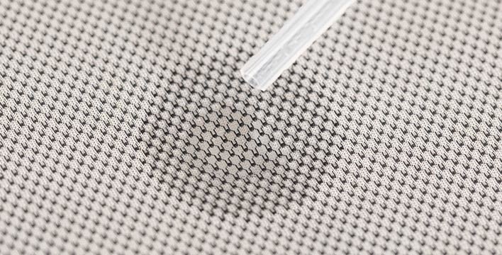 裏地は半永久吸水のメッシュ生地（※画像はチタン）