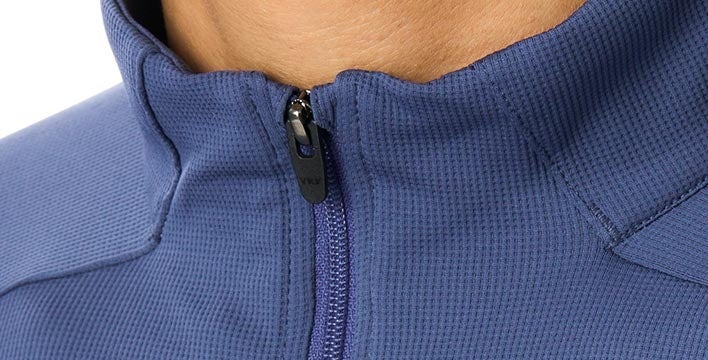 あご先にスライダーが当たりにくいスマートなチンガード付き