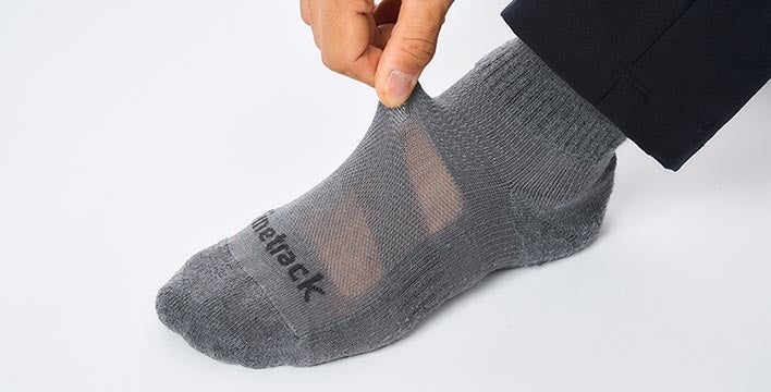甲やふくらはぎにはムレを軽減するメッシュ編みを配置
