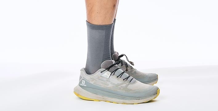 トレイルランニングや自転車などに適したミドル丈の「ラミースピンソックスクルー」（※滑り止め付き・5本指モデルも同様の丈長）