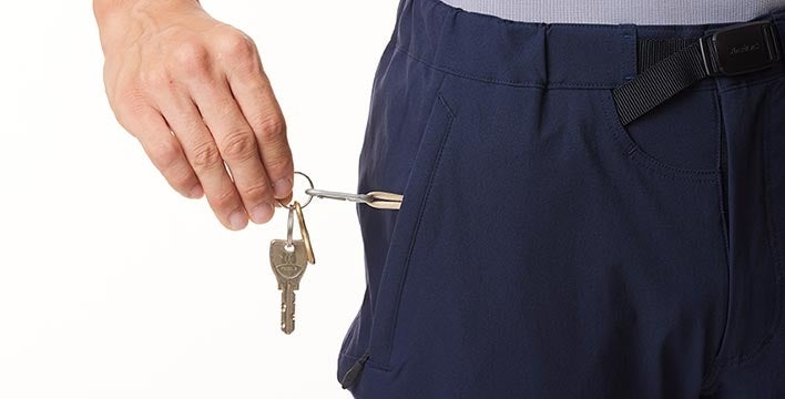 ポケット内部にはキーループとコインポケット（※画像はネイビー）