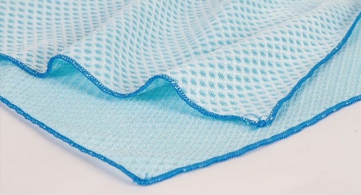 裏表で使い分けられる。（白い面：ハードな汚れ落とし用、青い面：ソフトな拭き取り用）